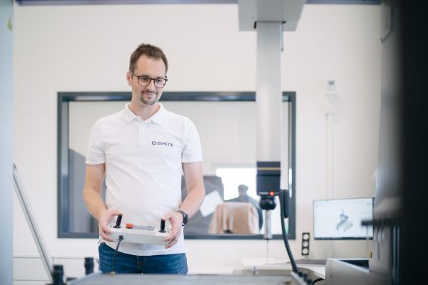 Einsatzbereiche taktiler Messtechnik - Daniel Wilhelm am 3D-Koordinatenmessgerät von Mitutoyo